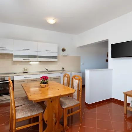 Limun-1 By Interhome * تروغير